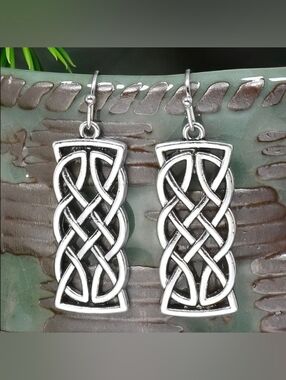 Elegabt Silver Tone Celtic Knot Style Drop Earrings. New!